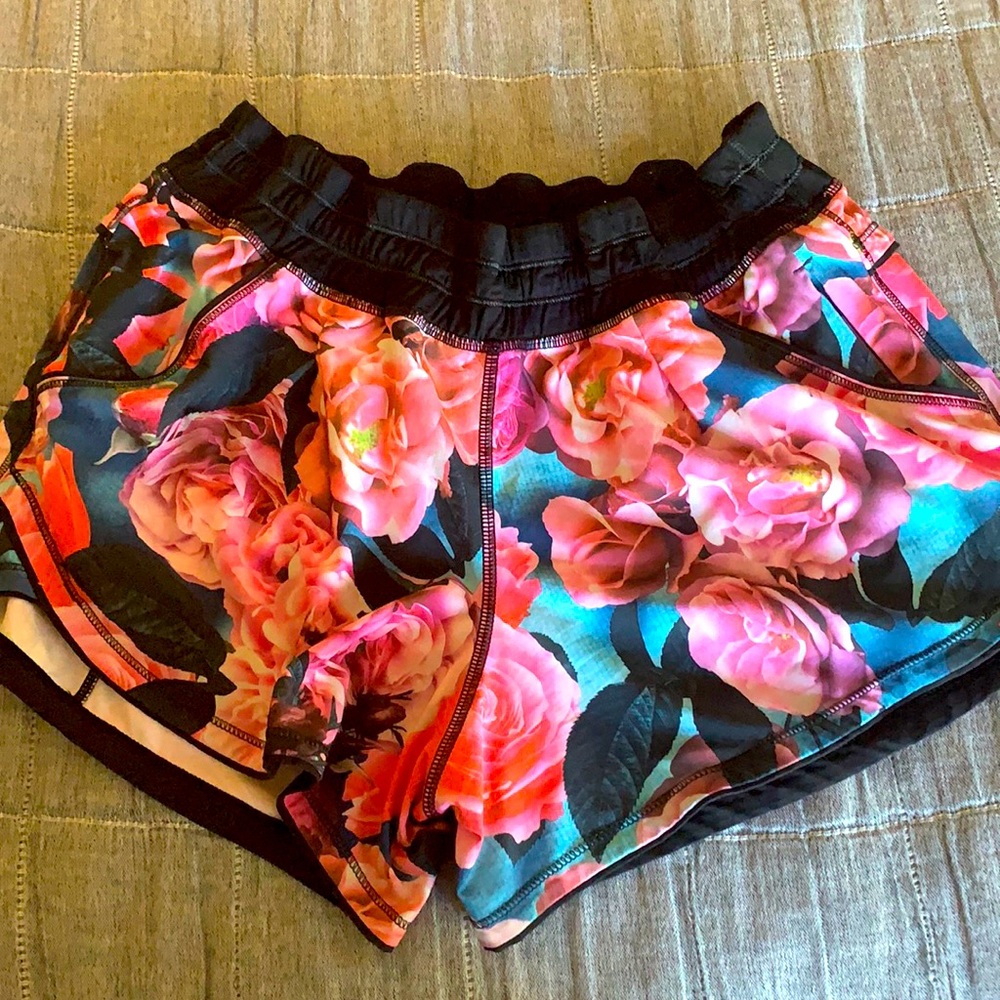 Lululemon shorts fits like 6-8 GUC